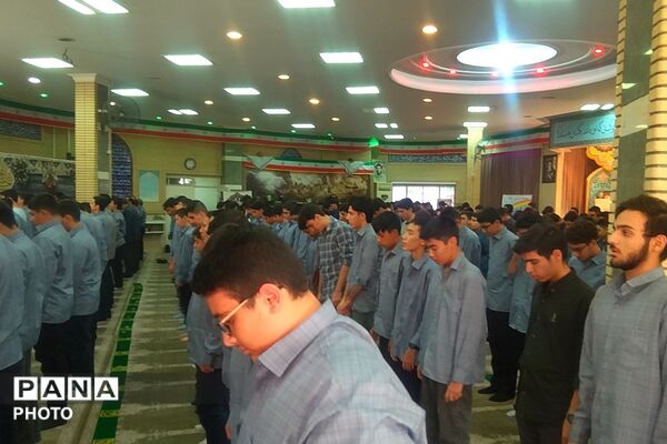 اقامه اولین نماز ماه مهر در دبیرستان حکمت نبوی ناحیه دو شهرری 