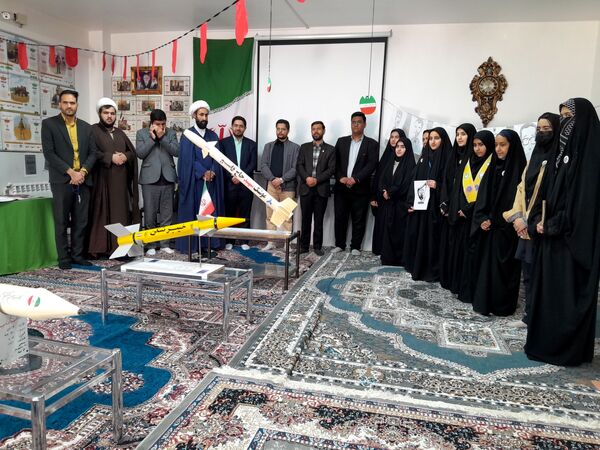 نمایشگاه انقلاب  در آموزشگاه تکتم