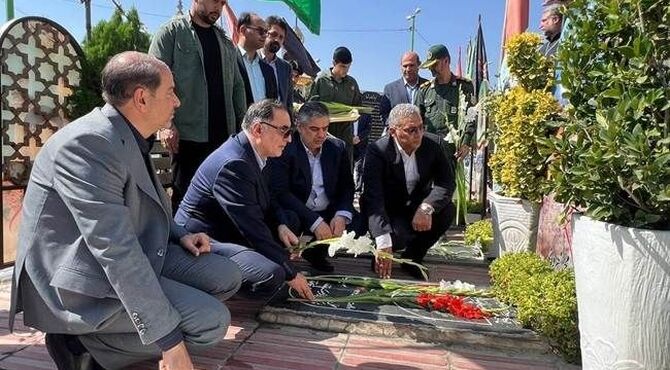 ادای احترام رئیس بنیاد شهید و امور ایثارگران به مقام شامخ شهدا در گلزار شهدای اراک