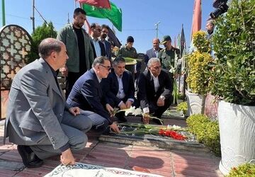 ادای احترام رئیس بنیاد شهید و امور ایثارگران به مقام شامخ شهدا در گلزار شهدای اراک