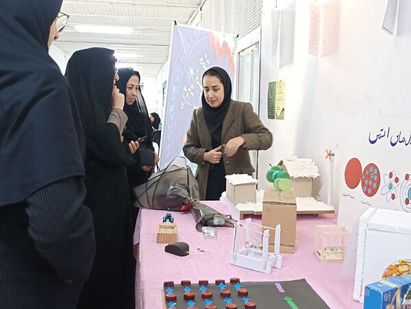 بازدید از نمایشگاه دست سازه هنرستان فنی و حرفه ای دخترانه فلسطین 