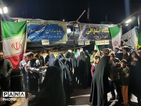 تجمع شبانه بیعت با رهبری در نهاوند