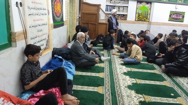 حضور مدیر و معاون دبستان شهید پسندیده فدافن در جمع نوجوانان معتکف مسجد صاحب الزمان(ع)