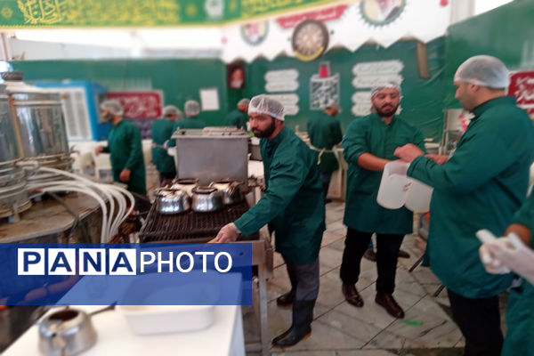 پذیرایی مردم بوشهر در چایخانه امام رضا(ع) 