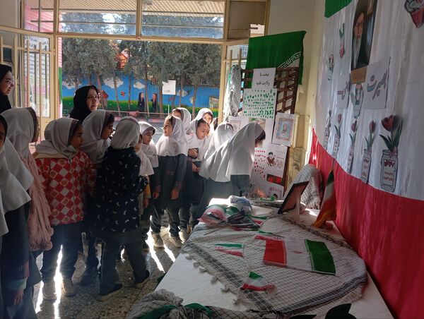 گرامیداشت حماسه ۹ دی ماه در دبستان دخترانه نرجس یک 