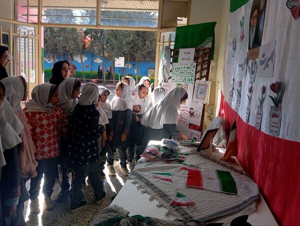 گرامیداشت حماسه ۹ دی ماه در دبستان دخترانه نرجس یک 