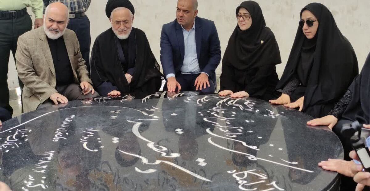 ادای احترام سخنگوی دولت به شهدای گمنام و آرامگاه قیصر امین‌پور در گتوند