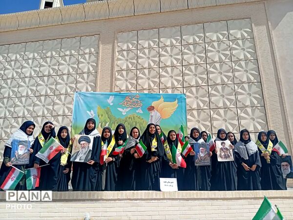 دانش‌آموزان دبیرستان عفت در کاشت ۱۰۰۰ درخت شریک شدند