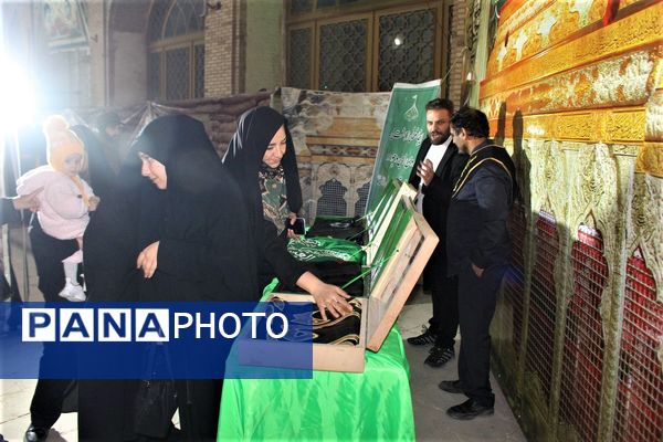 استقبال نوجوانان از غرفه‌های یادواره شهدای مسجد جامع قم