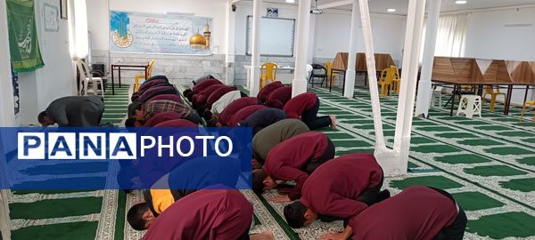 برپایی نماز جماعت در دبیرستان نمونه ایمان الله خامنه ای 
