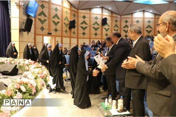 تجلیل از معلمان نمونه منطقه ۳؛ قدردانی از تلاش‌های اثرگذار در تعلیم و تربیت