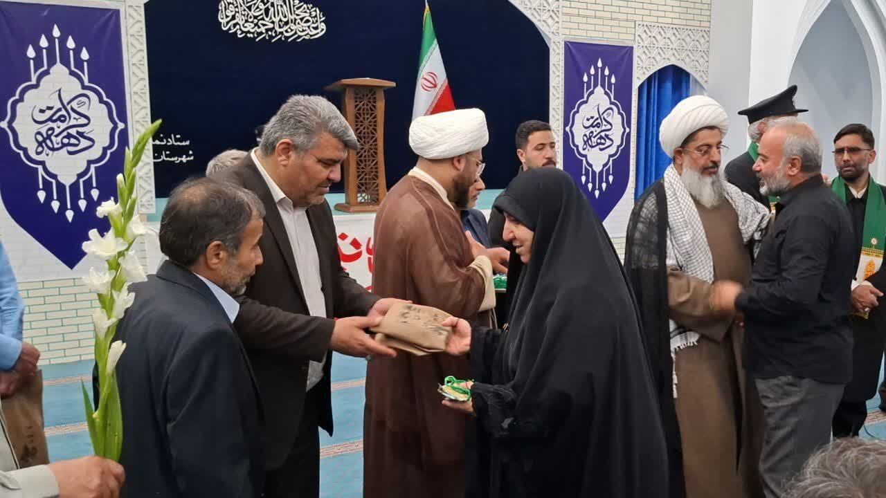 تجلیل از خانواده شهدا با کاروان «زیر سایه خورشید» در شهرستان ساوجبلاغ