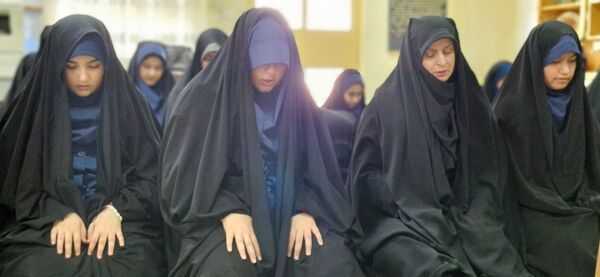 اقامه نماز جماعت مادر و دختری در مدارس انزلی