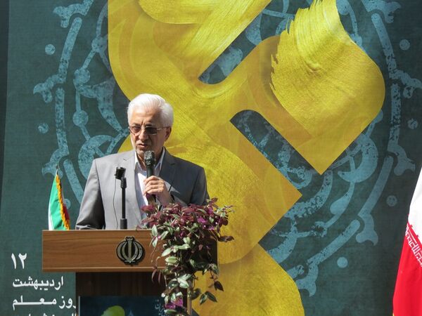 نواختن زنگ سپاس معلم در هنرستان محمودیه بجنورد