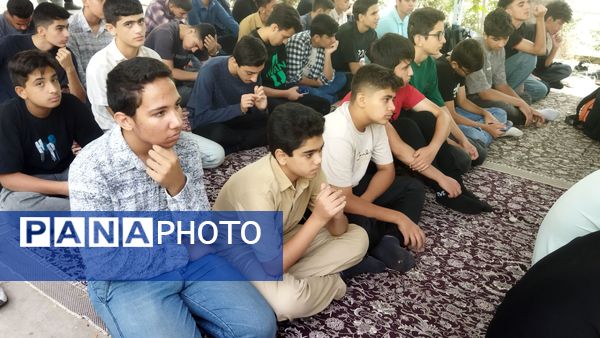 اولین نماز جماعت پایه دهمی ها همراه با کادر دبیرستان شاهد ابوذر غفاری 