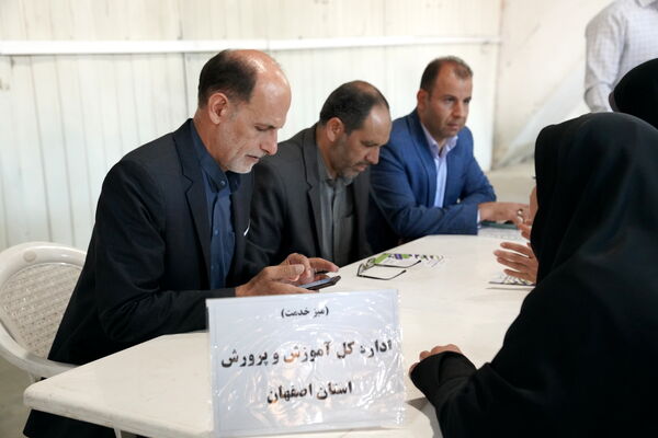 حضور پرشور دانش‌آموزان عضو سازمان دانش‌آموزی در نمازجمعه اصفهان