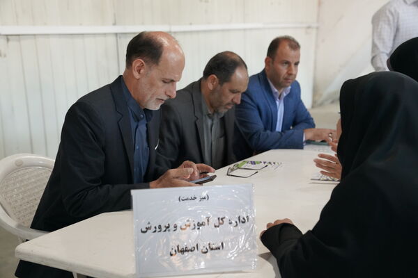 حضور پرشور دانش‌آموزان عضو سازمان دانش‌آموزی در نمازجمعه اصفهان