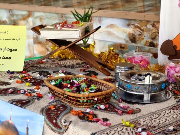پرچم گردانی حرم مطهر امام رضا (ع) در دبیرستان دخترانه خدیجه کبری (س) ناحیه۴ اصفهان