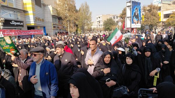 تشییع پیکر شهدای گمنام در دستان مردم کرج