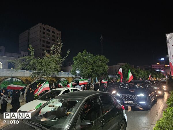 حضور گسترده مردم در سالگرد چهلمین روز درگذشت رهبر شهید در خیابان‌های شهر بندرعباس