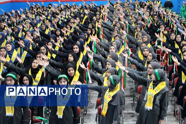 هم‌سرایی هزار نفری دانش‌آموزان یاور انقلاب در اسلامشهر