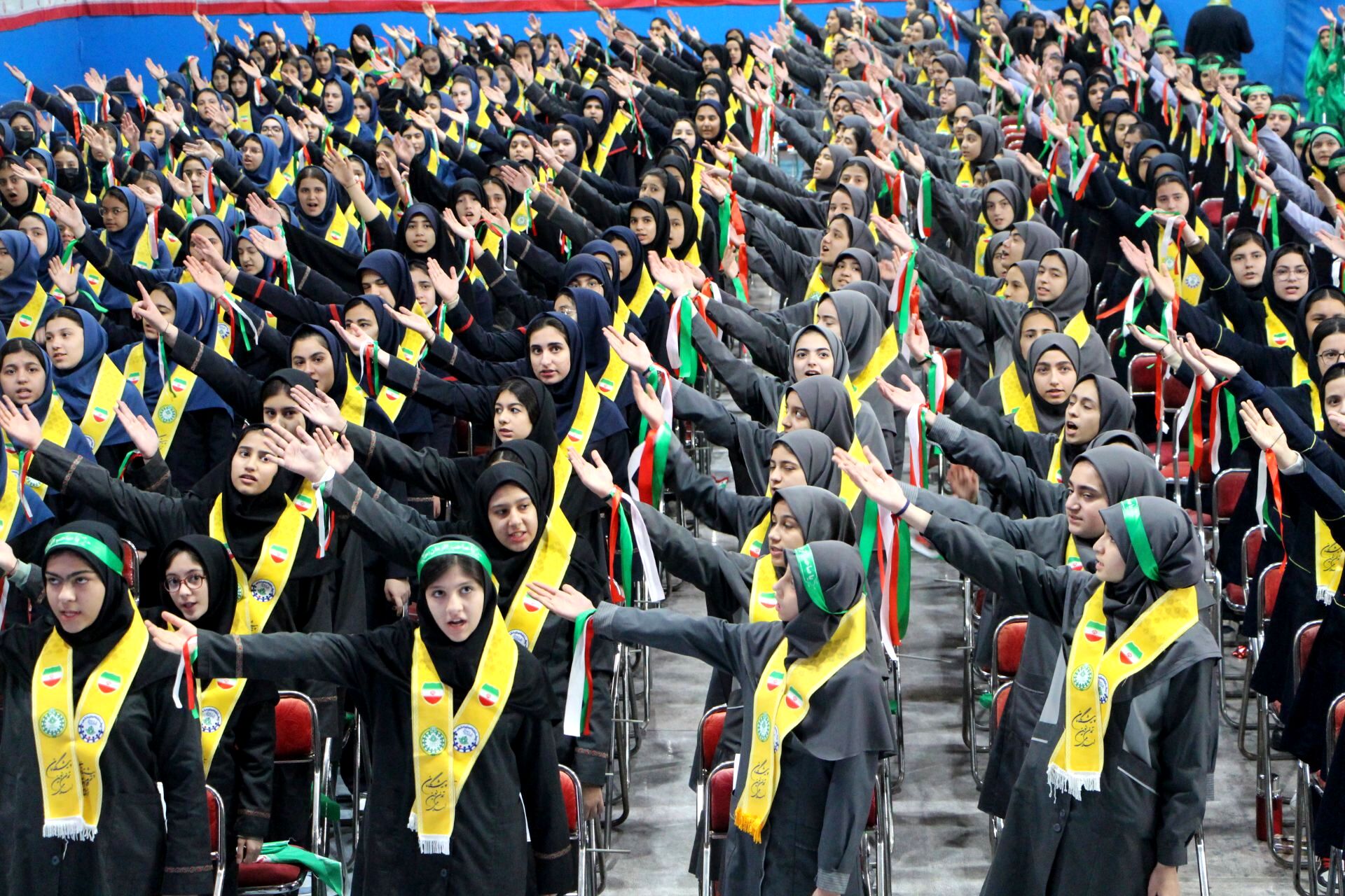 هم‌سرایی هزار نفری دانش‌آموزان یاور انقلاب در اسلامشهر