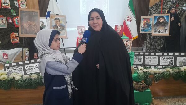 بزرگداشت یادواره شهدا در ایام الله دهه فجر دبستان آرمیتا مصلی نژاد ناحیه هفت