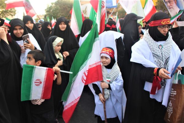 حماسه حضور نوجوانان کفن‌پوش قمی در راهپیمایی «عهد خون»