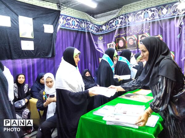 میزبانی مدرسه‌ شهید مدرس ناحیه 3 تبریز در تجمع میدان ساعت