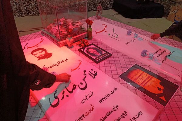 ادای احترام دانش‌آموزان دبیرستان هدی به مقام شامخ شهدا در یادواره محلی
