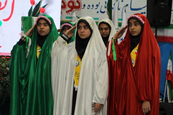 هم‌سرایی هزار نفری دانش‌آموزان یاور انقلاب در اسلامشهر