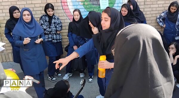 همراهی موسیقی زنده هنرمندان دبیرستان طیبه با صبحانه دانش‌آموزان