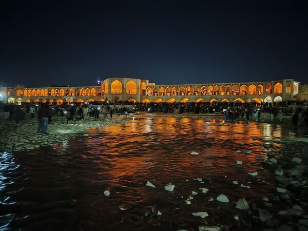 جاری شدن آب در زاینده رود