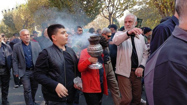 تشییع پیکر شهدای گمنام در دستان مردم کرج