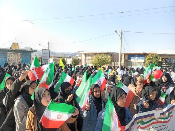حضور دانش‌آموزان بخش سراب میمه در راهپیمایی۲۲بهمن 