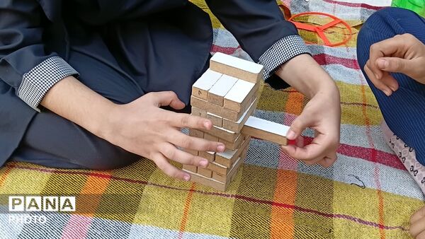جشن شادی در حیاط مدرسه، دنیای رنگی بچه های رحمانی فرد در روز جهانی کودک