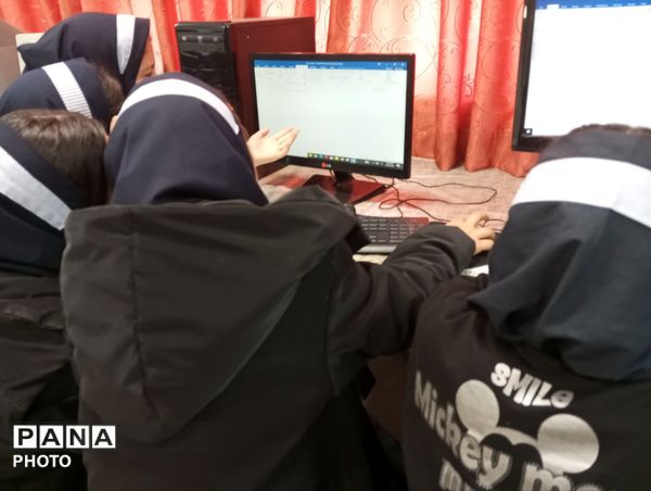 کلاس کامپیوتر ویژه دانش آموزان مدرسه ناهید نخودی 
