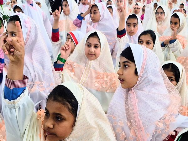 آیین سپیدپوشان؛ جشن تکلیف دختران عنبرآباد