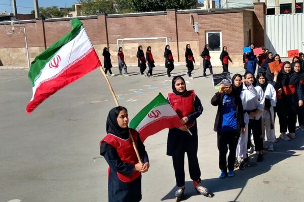 جشن ۲۲ بهمن در دبیرستان شهیدان اسماعیلی‌منش