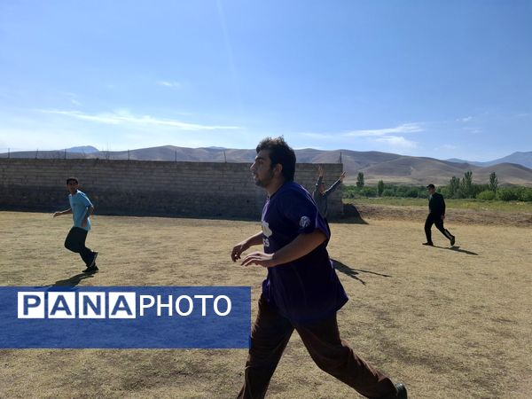 قابی صمیمی از مهرورزی و همکاری دانش‌آموزان در دل طبیعت آیواز 