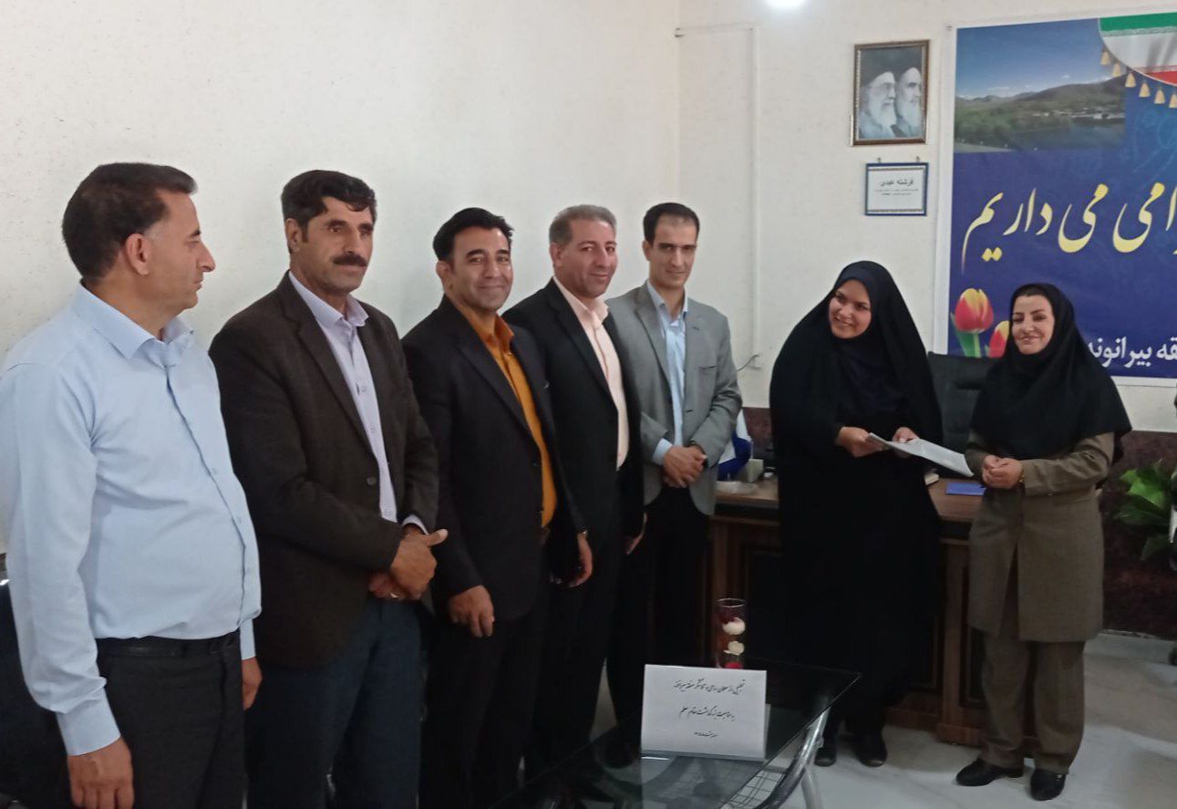 تجلیل از معلمان و مدیران منتخب ابتدایی بیرانوند در آیین زنگ سپاس