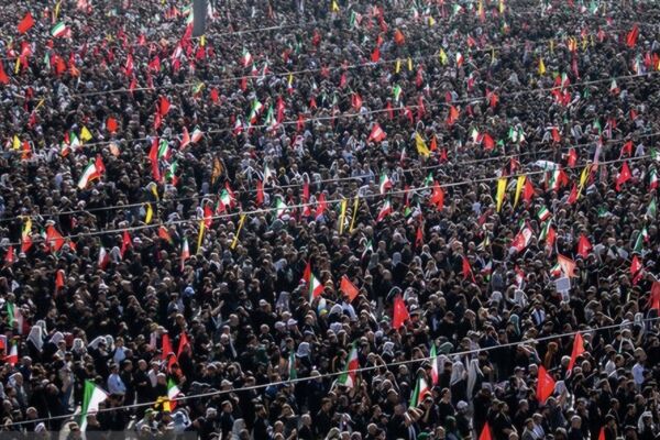 حضور پرشور مردم در آیین تشییع قائد امت، نماد وحدت و همبستگی ملت ایران است