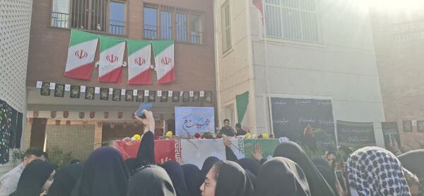 دبیرستان مهرادیرا معطر به عطر شهید خوشنام شد