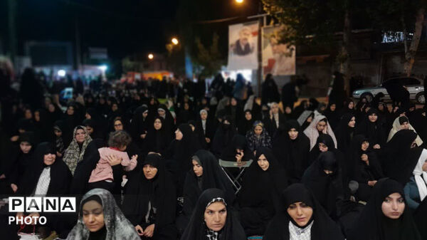 نماز استغاثه به امام زمان (عج) در شصت و دومین قرار عاشقانه، میدان امام خمینی(ره) شهرستان کوهدشت