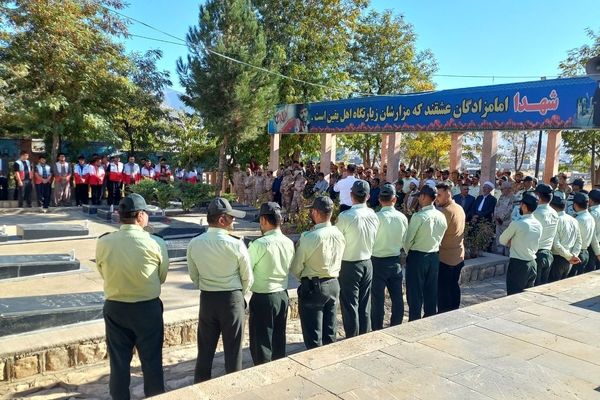 ادای احترام به شهدای بانه در هفته نیروی انتظامی