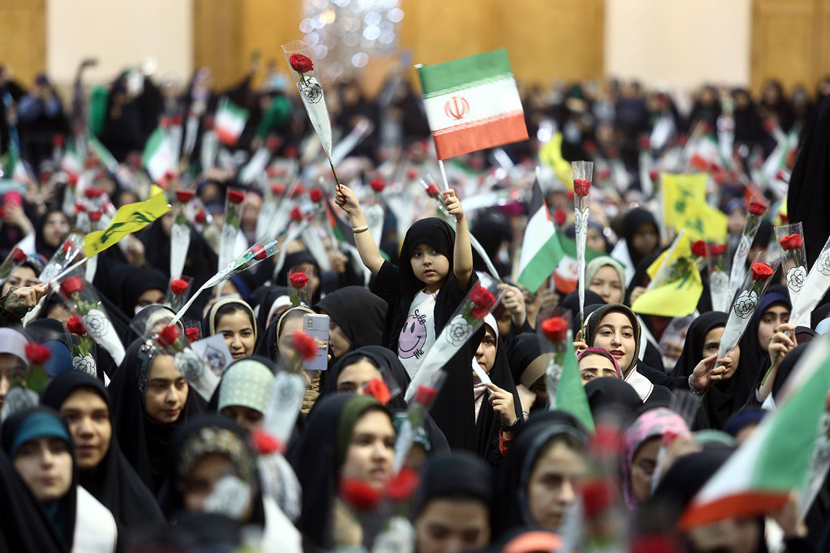 اجتماع بزرگ «عهد خواهرانه» با حضور 6 هزار دانشجوی دختر در قم