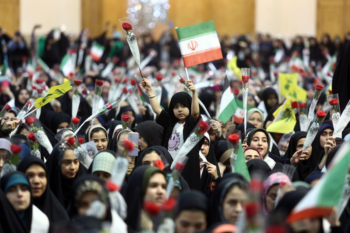 اجتماع بزرگ «عهد خواهرانه» با حضور 6 هزار دانشجوی دختر در قم