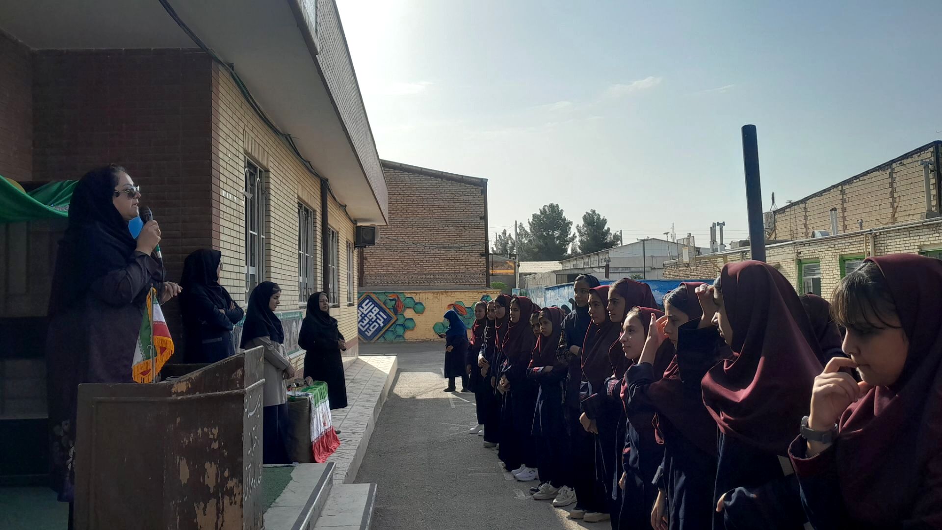 برگزاری‌ مراسم‌‌ روز اول‌ مدارس‌ و هفته‌ دفاع‌مقدس‌ در دبیرستان‌  مخدره‌ مرآتی