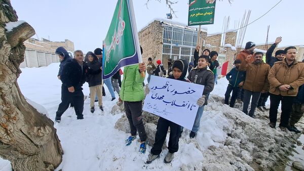 حضور پر شور فرهنگیان و دانش آموزان در کنار مردم ولایتمدار شهرستان صالح آباد در یوم الله ۲۲بهمن