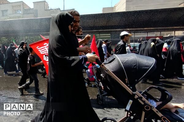 اجرای گروه سرود ریحانه‌الحسین پردیس در مراسم تشییع  رهبر شهید